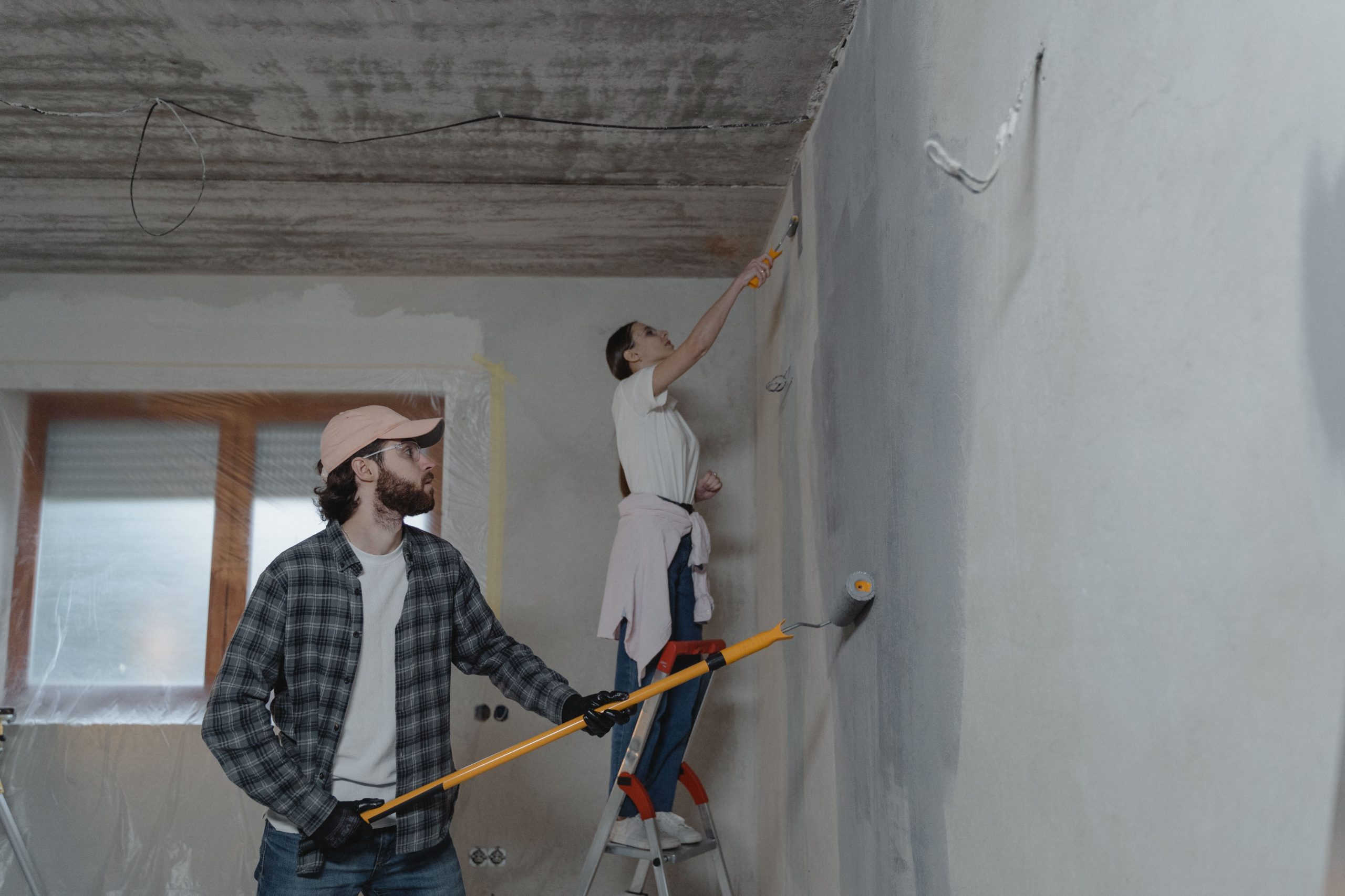 Artisan au travail lors de travaux de rénovation